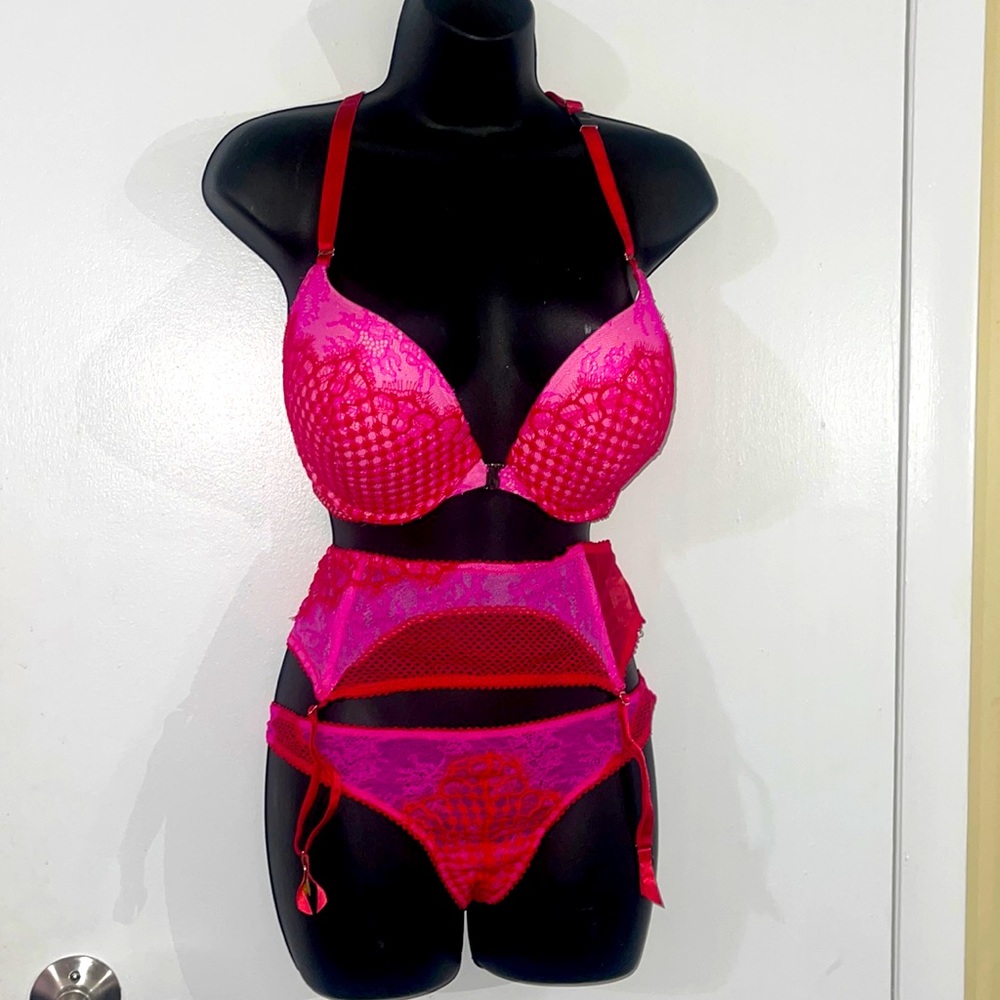 Victoria secret bra very sexy push up pigeonnant sets with garter. size 34DDD